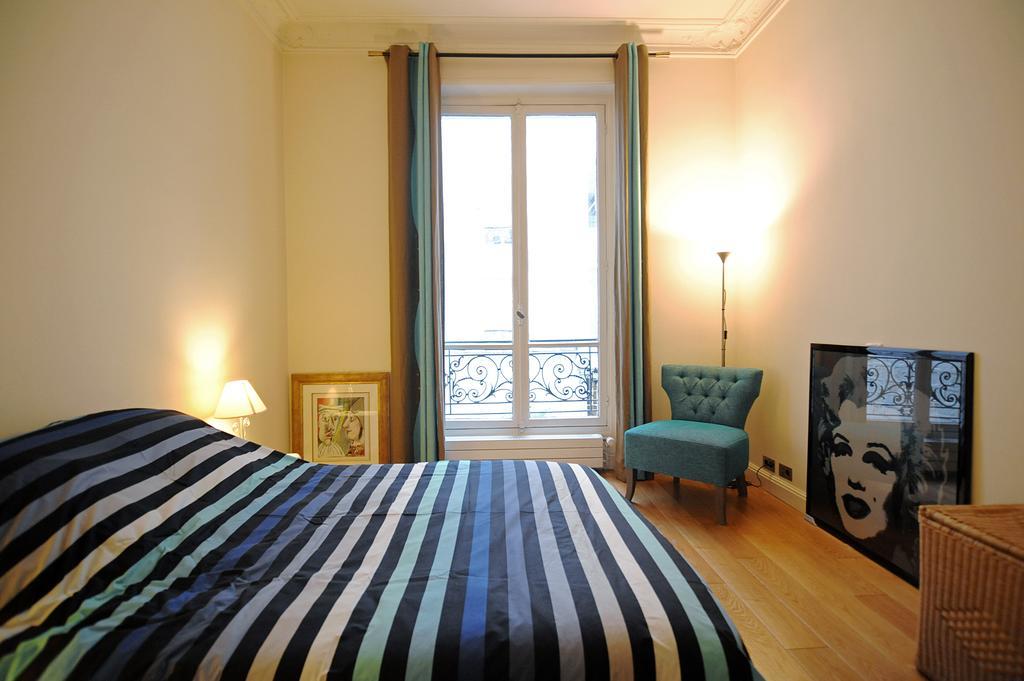 Champs Elysees Homestay - Air Conditioning Paris Room photo