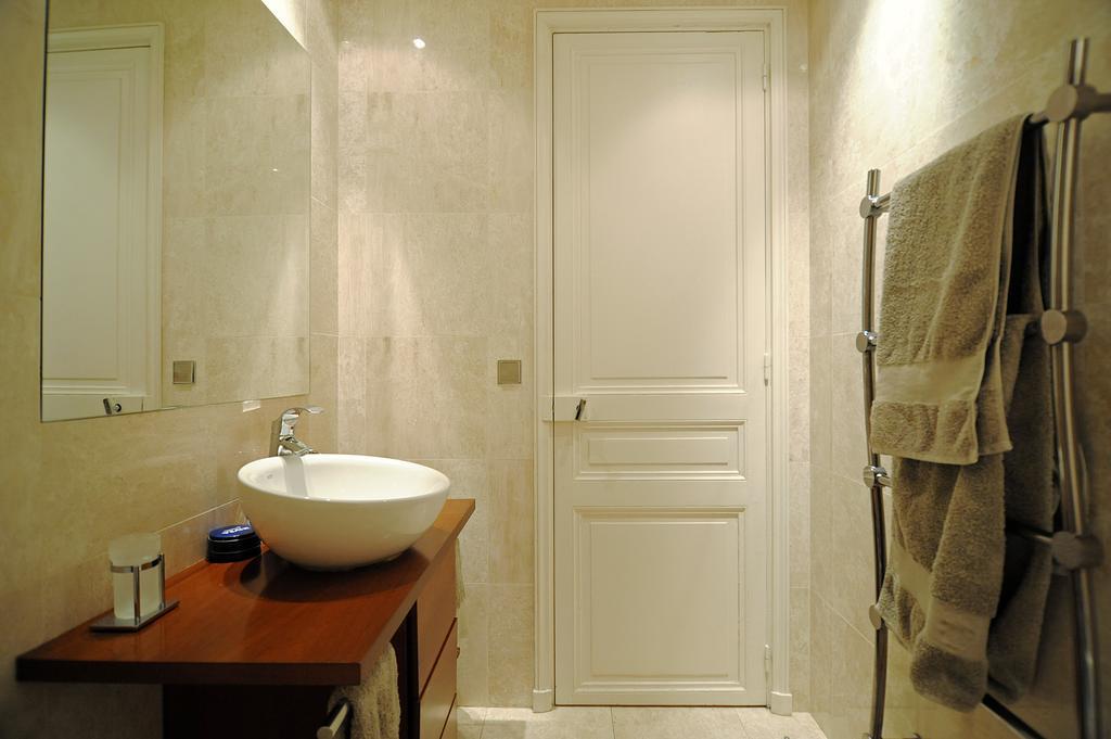 Champs Elysees Homestay - Air Conditioning Paris Room photo